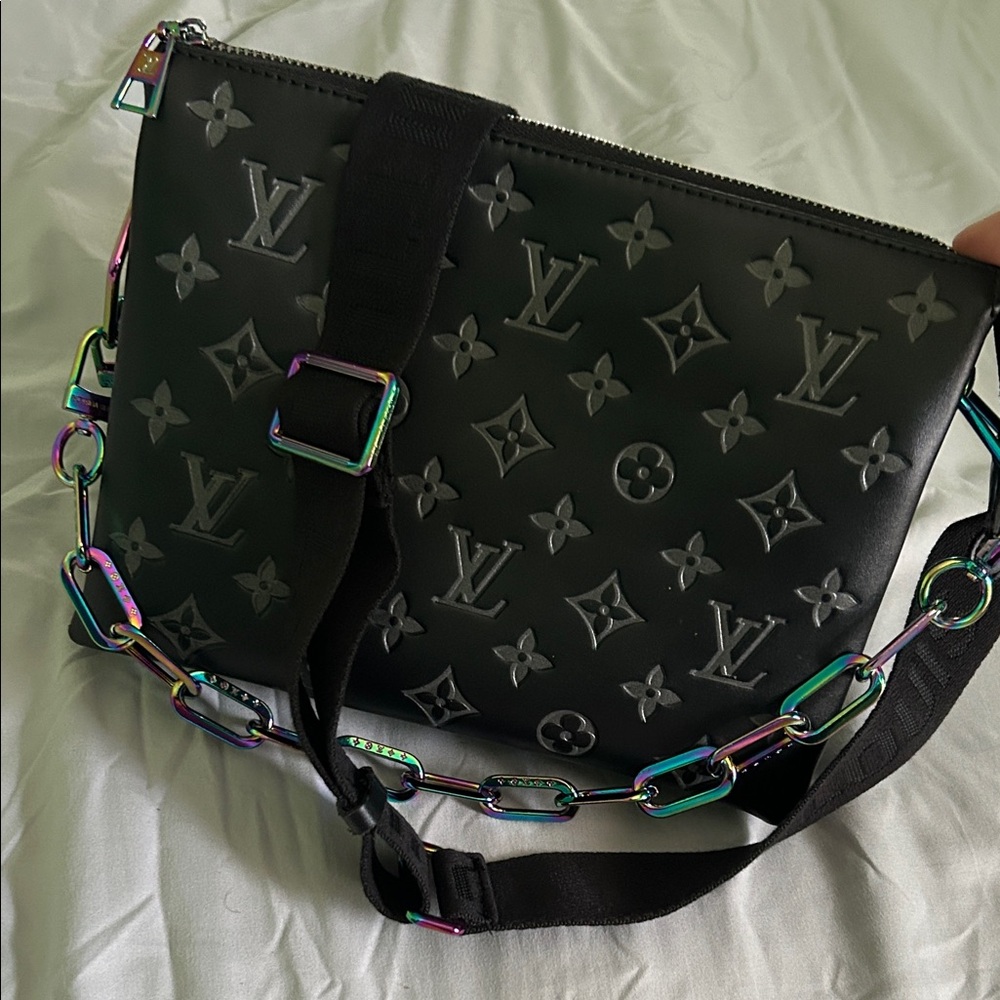LC Coussin with iridescent chain